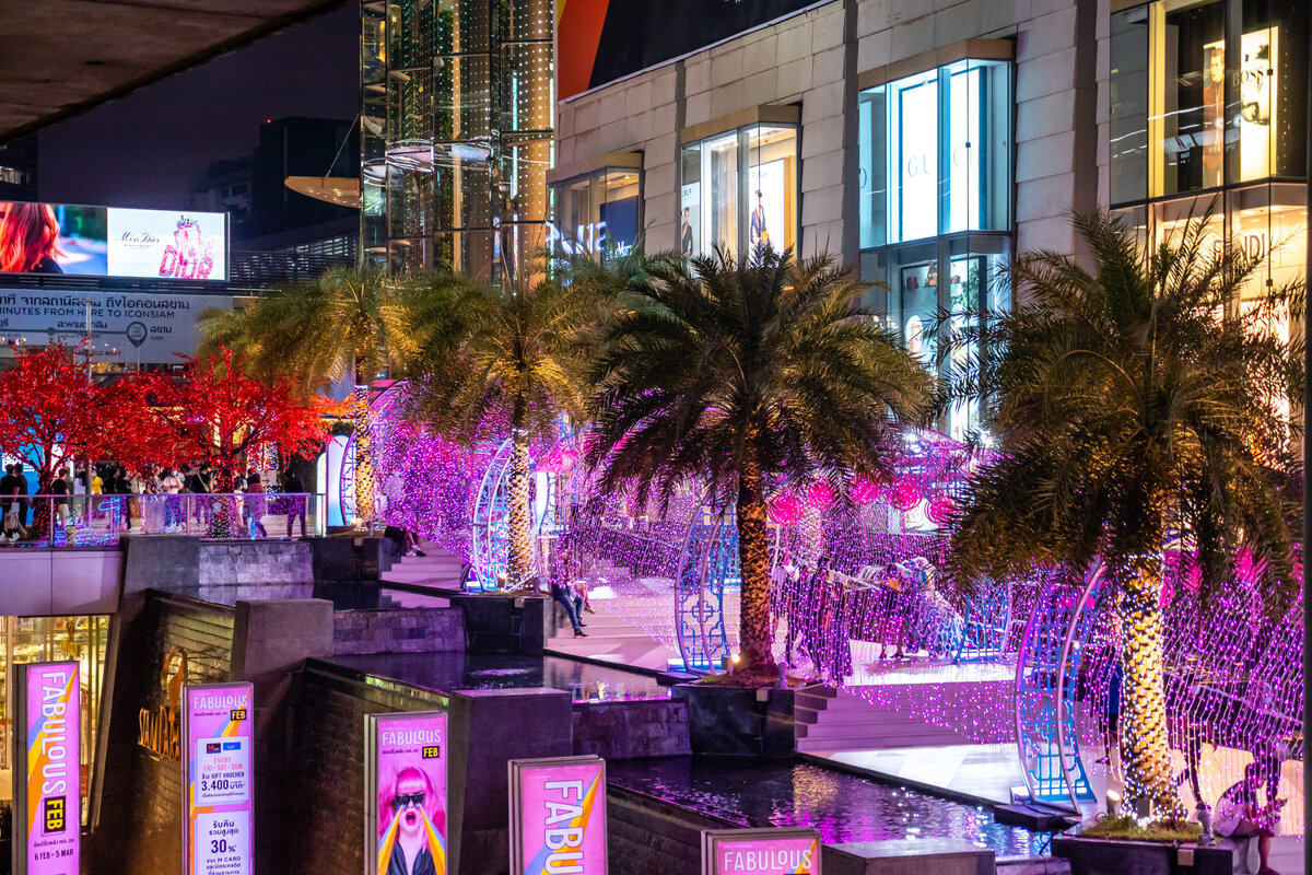 Вечерняя иллюминация у ТЦ Siam Paragon, о котором будет в конце статьи