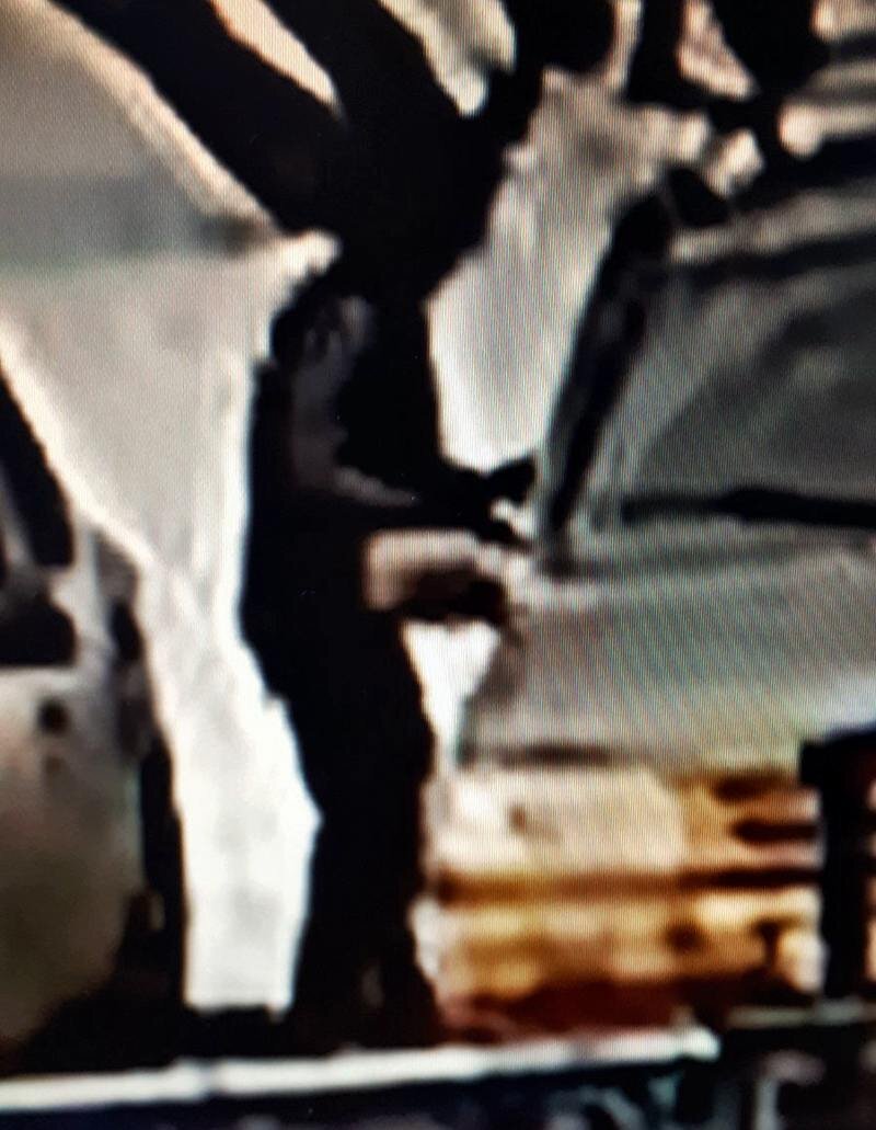 Барсеточник вскрывает машину