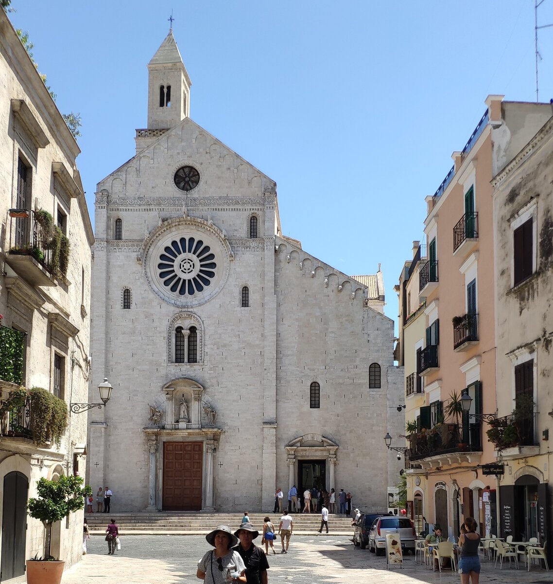 Куда пойти в Бари, если у вас есть только один день?  Кафедральный собор на площади Одигитрии