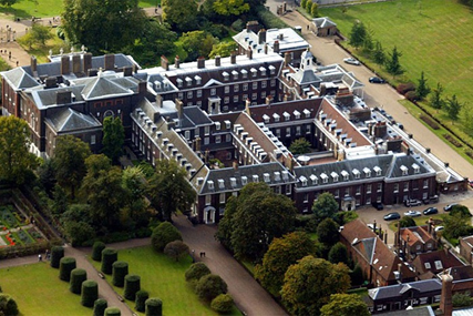 Здание Кенсингтонского дворца с роскошным ландшафтным оформлением. Яндекс. Из открытых источников.