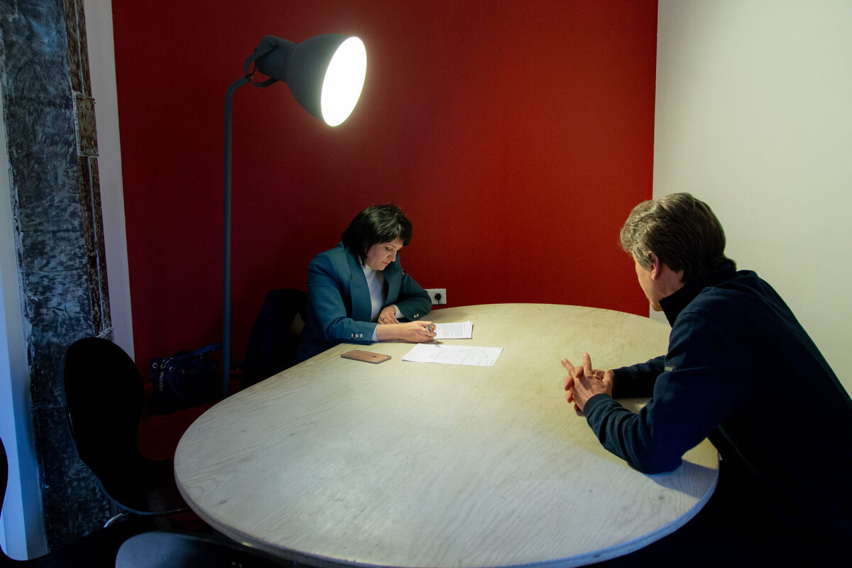 Итак, в эпоху тотальных проверок ИФНС, ужесточения субсидиарной ответственности не только для собственников и генеральных директоров, но и наемных сотрудников, которые ответственны в организации за принятие важных финансовых и управленческих решений, хочу рассказать вам о стратегии поведения финансового директора на допросе.  Эти вопросы мне задавали в интервью для журнала финансовый директор. Думаю, в формате интервью читать будет интереснее))