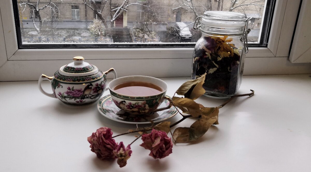 Когда на улице сыро и холодно, чёрносмородиновый чай даст заряд бодрости и напомнит о лете.