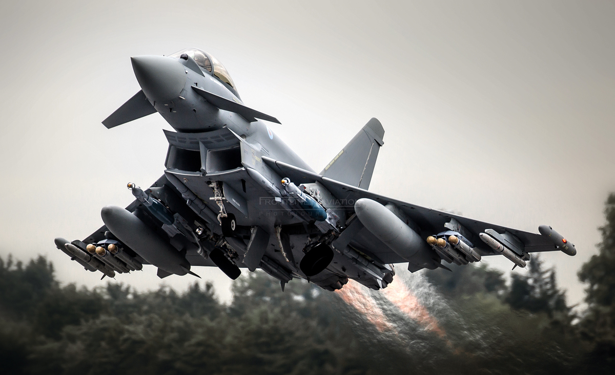  Eurofighter Typhoon ВВС Великобритании взлетает (источник: Яндекс картинки) .