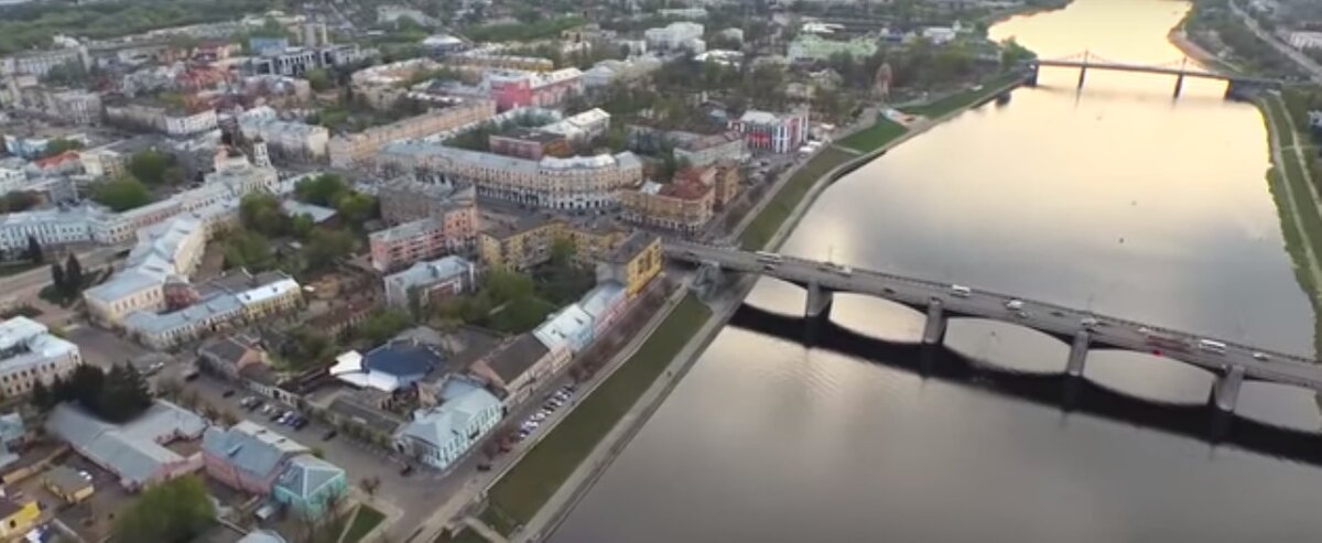 Тверь местами  красивый город и даже туристы здесь водятся. Но глубокая провинция.