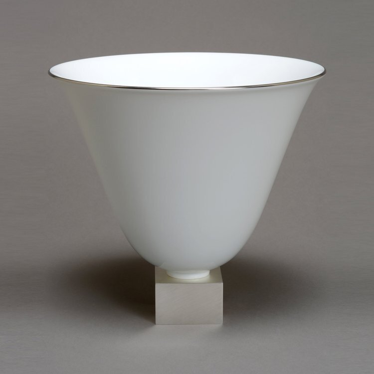 Севр, ваза, фарфор, серебрение (кубический элемент), дизайнер  - Эмиль-Жак Рульманн, 1926. Высота 22,5 см, диаметр - 24,5 см. Официальный сайт - www.sevresciteceramique.fr