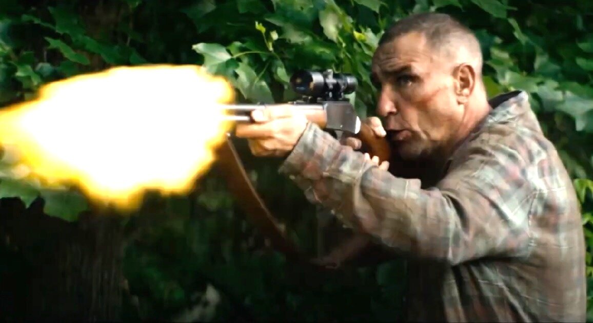 По версии данного фильма, Винни Джонс мог бы запросто стать призёром каких-нибудь соревнований по стрельбе. При условии, если бы на стрельбище кроме него больше никто не вышел. 