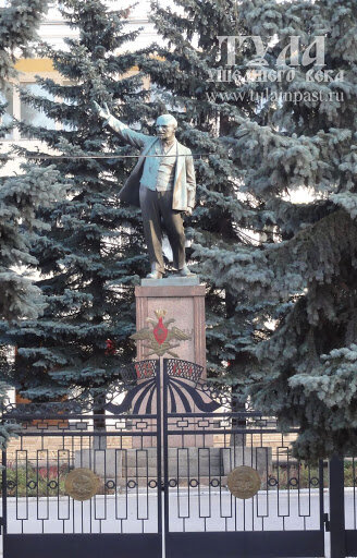 Самый первый памятник Ленину, перенесенный с площади Восстания на территорию бывшего артучилища. Фото с сайта "Тула ушедшего века"