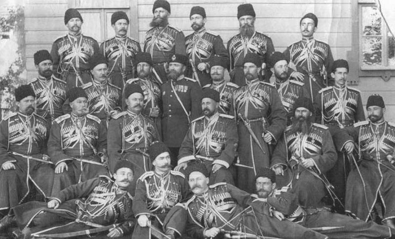Шереметев (сидит в центре) среди офицеров Конвоя. Фото из открытых источников.