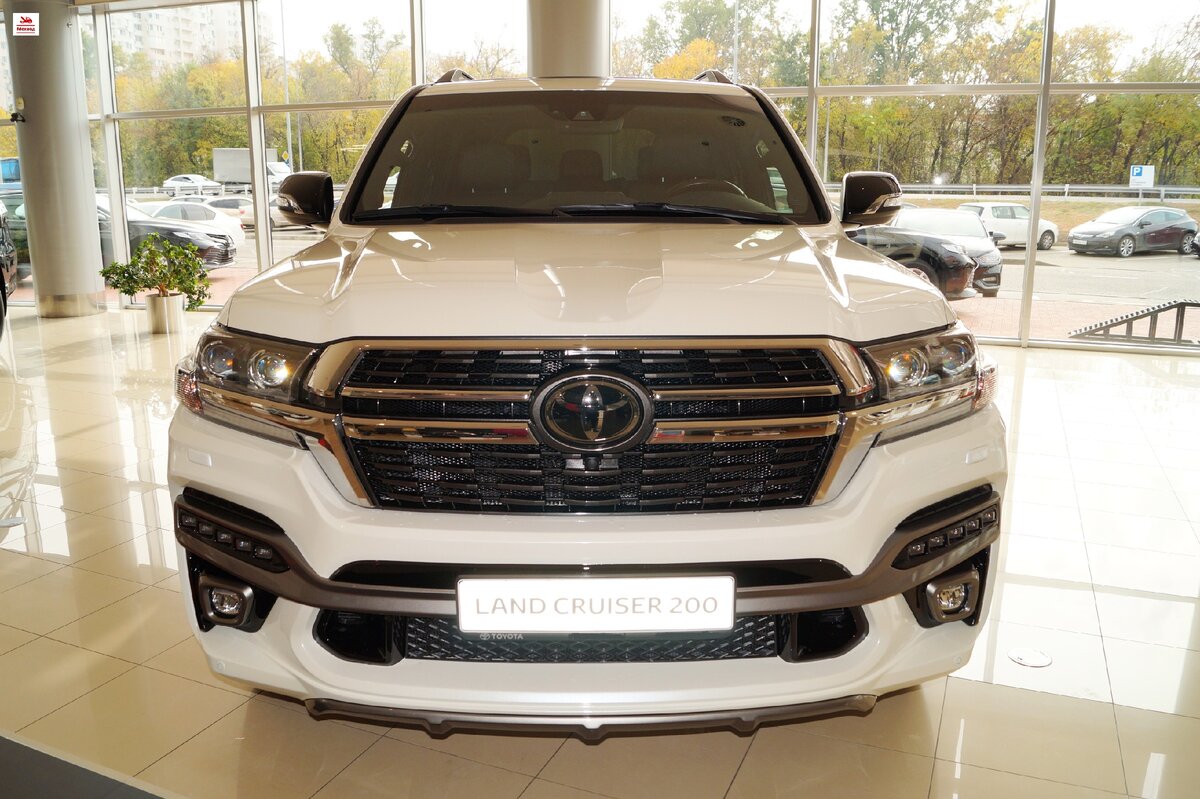 Вид спереди автомобиля Toyota Land Cruiser 200 рестайлинг второй