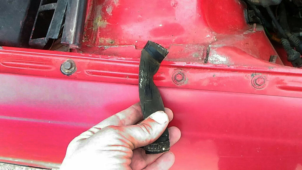 Старый, передавленный и с трещинами