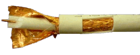 Наружная оплетка не должна состоять из трех волосин и рассыпаться при снятии внешней изоляции, а быть достаточно плотной.

В идеале и оплетка и фольга должны быть медными. Такой кабель хоть и дороже алюминиевого, но и намного качественней.
