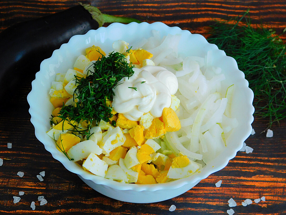 Салат с репчатым луком и яйцом