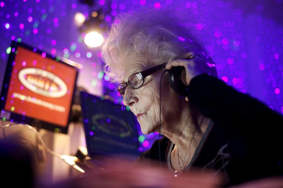 77-летняя DJ Вика Virginia Szmyt миксует музыку в ночном клубе Варшавы. Как вам? Фото из поисковой сети