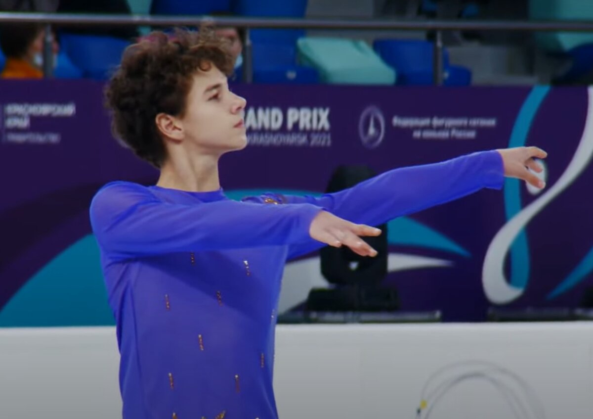 Фото - скриншот выступления на этапе юниорского Гран-при в Красноярске 