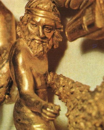 Редкая фотография, изображающая скифа с золотого нагрудника анфас