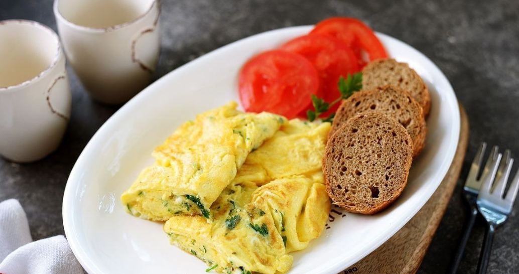 Рецепт классического омлета с фото. Омлет Omelette Франция. Французский омлет с сыром. Французский завтрак омлет. Классический французский омлет с сыром.