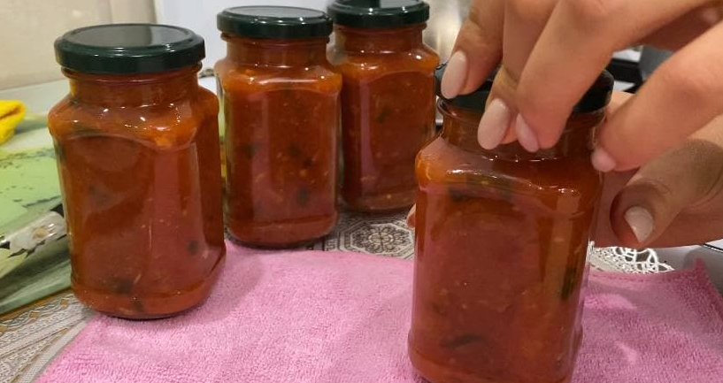 Сегодня я делюсь своим рецептом сладкой аджики, которая будет отличной закуской.