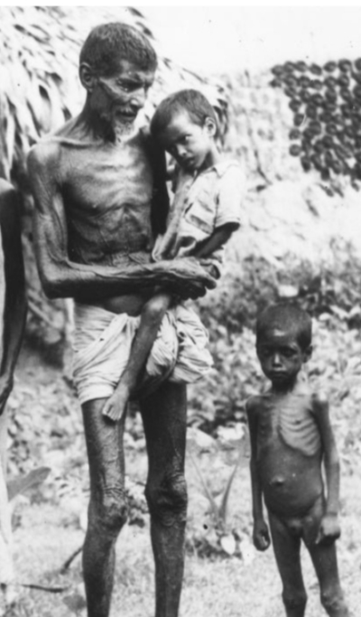 Семья голодных индейцев, прибывших в Калькутту в поисках еды во время голода 1943 года