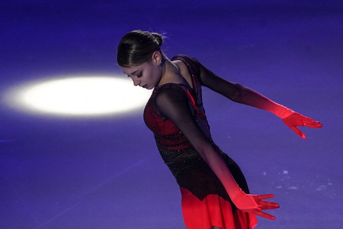 раскалённые руки стали, заготовками прутьев стали, только, вынуты с горла печей, остро ждущие молота на наковальнях, чтоб расплющить кованьем упругих мечей.