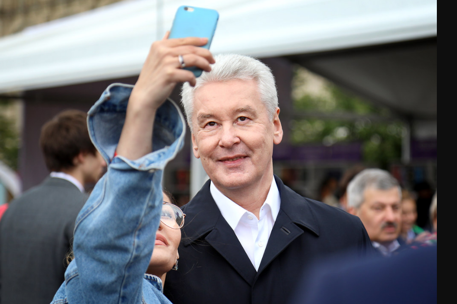 Мэр Москвы любит общаться с людьми и фотографироваться, но похоже, что власть он любит больше