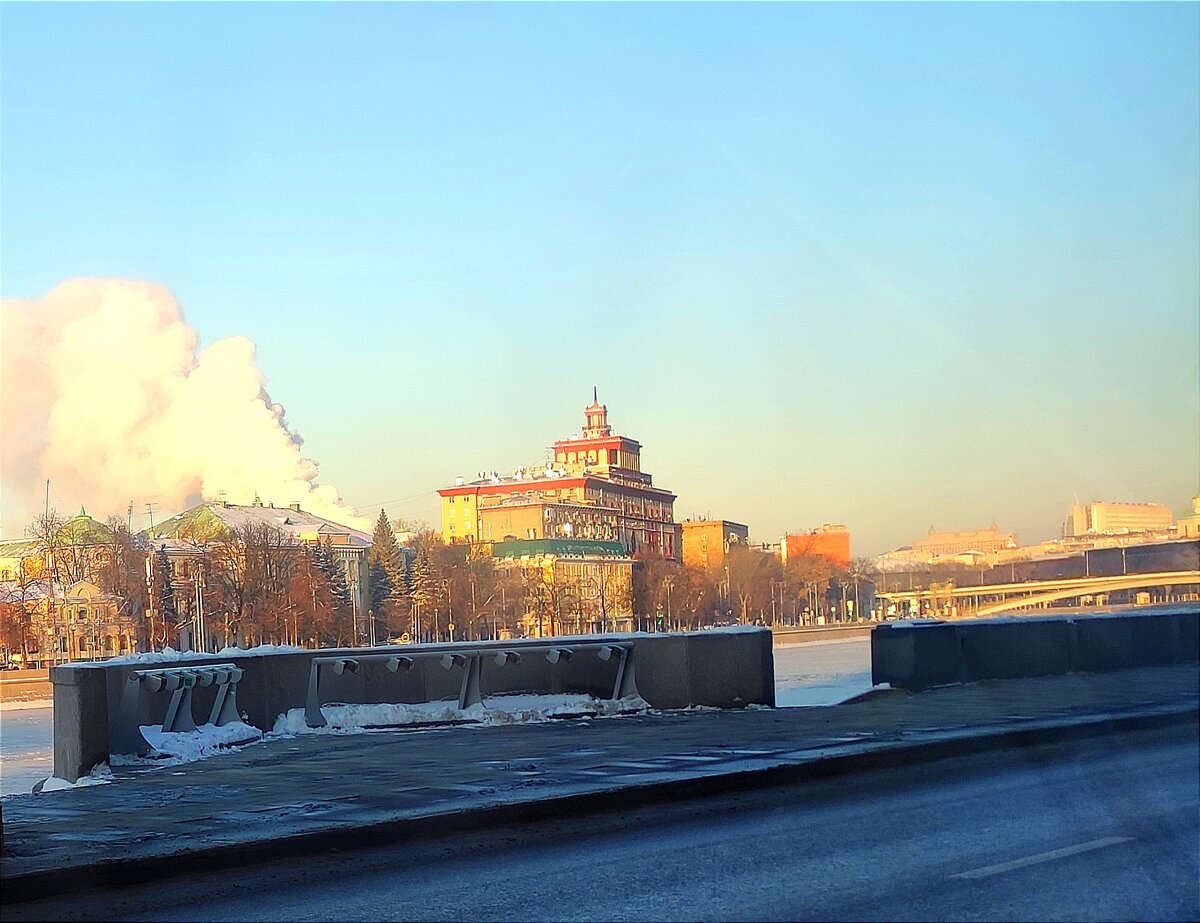 Даже Москва-река замёрзла!