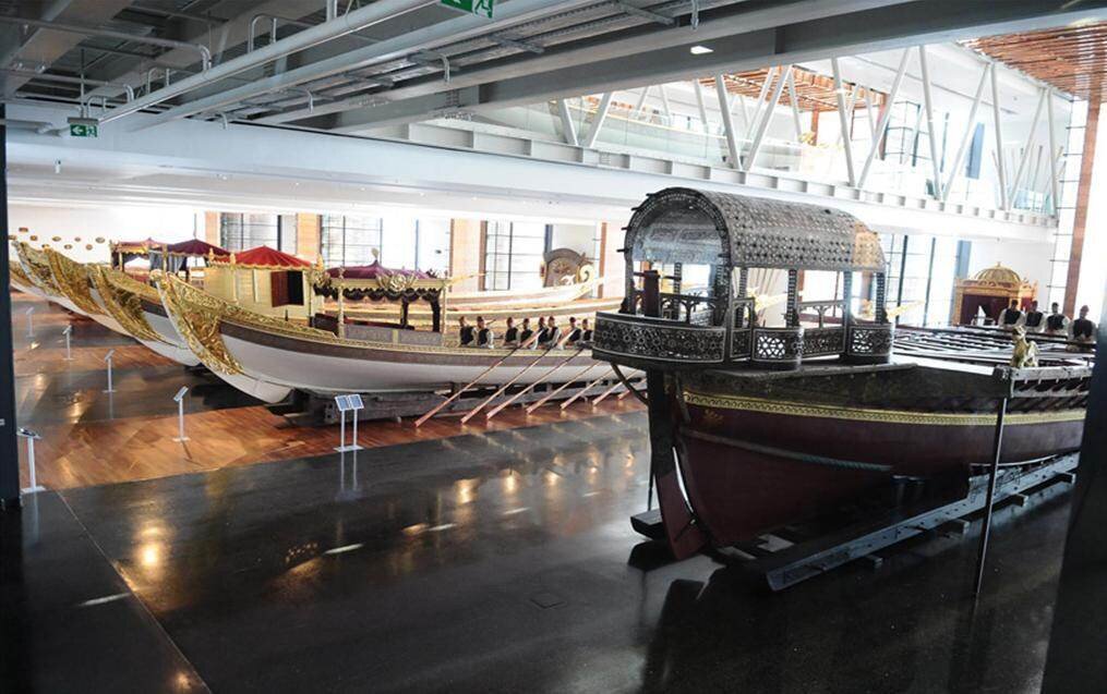 Морской музей в Стамбуле. В одном место собраны все плавсредства, которые  плавали в Босфоре. Проведете здесь несколько часов. Гарантировано.