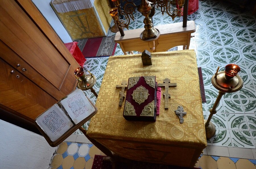 Престол перед литургией в старообрядческом храме | Фото: Г. Чистяков