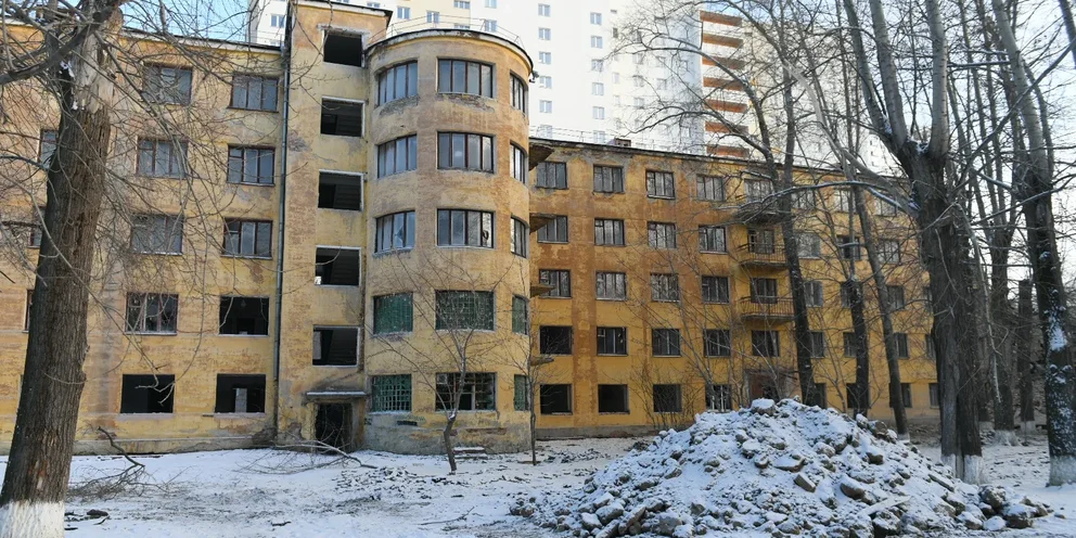 9-е общежите УрФУ, в котором я жил и в котором жило много таджиков. Теперь этого здания уже нет.