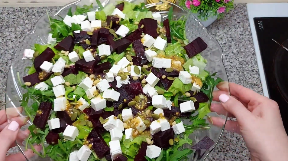 Салат с брынзой и рукколой в кисло-сладкой заправкой