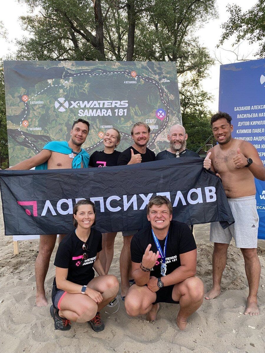 Олег Синяговский - стоит второй справа