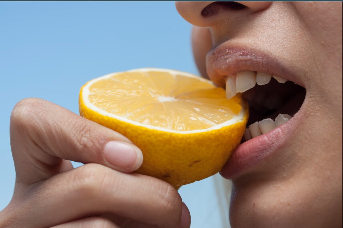 Отбелит ли лимон зубы?