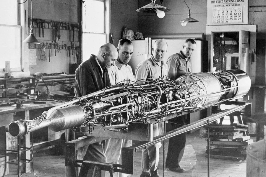 Первая ракета на жидком топливе поднялась в небо 16 марта 1926 года в Оберне, штат Массачусетс. Размер ракеты был не больше человеческой руки. За две с половиной секунды она взлетела на высоту около 12 метров.