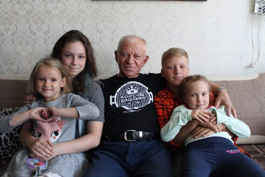 Валерий Дмитриевич с внуками