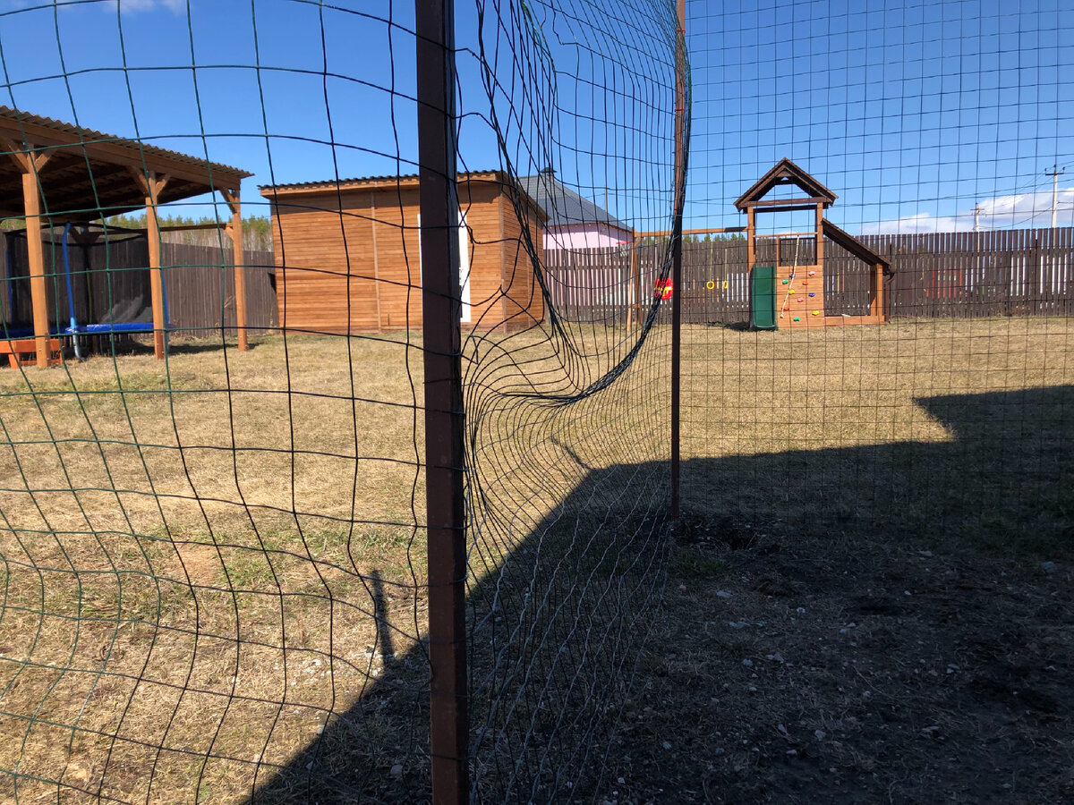 Столб выпрямил, сетку натянул и закрепил хомутами, функцию свою забор не утратил