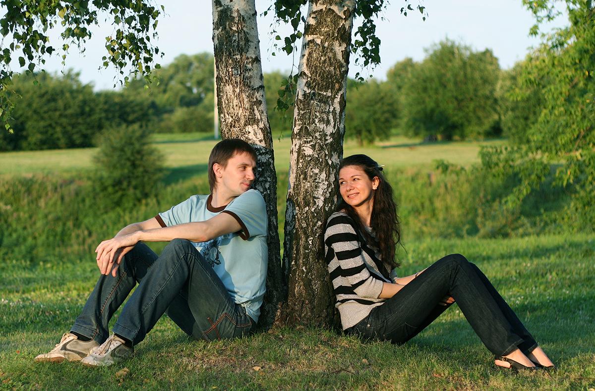 лав стори пикник на природе летом. романтичные фотосессии на природе. парень и девушка на природе. встреча влюблённых. фото парня и девушки на природе.