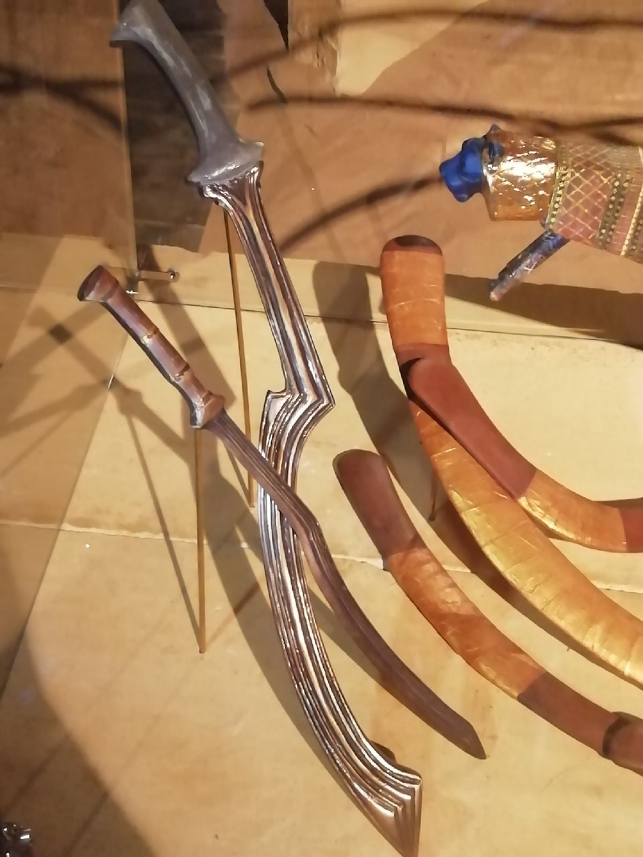 А рядом - знаменитые египетские бумеранги, но в царском исполнении - обернуты золотой фольгой!