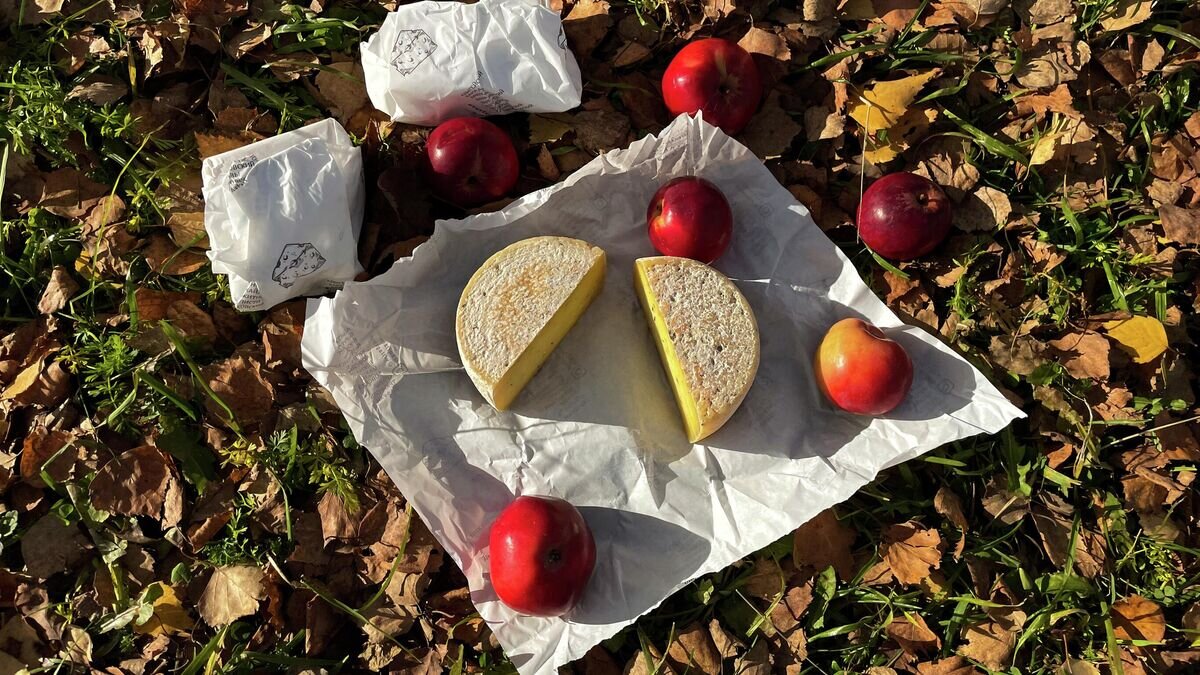    Сыры из частной сыроварни "Кутаринская ферма" и яблоки в Пушкинском заповеднике© РИА Новости / Алексей Филиппов