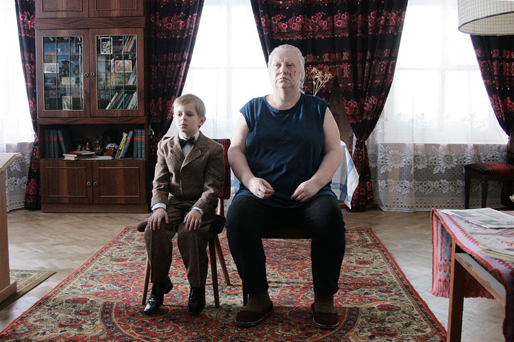 Меня зовут Савельев Саша. Я учусь во втором классе и живу у бабушки с дедушкой. Мама променяла меня на карлика-кровопийцу и повесила на бабушкину шею тяжкой крестягой. Так я с четырех лет и вишу.