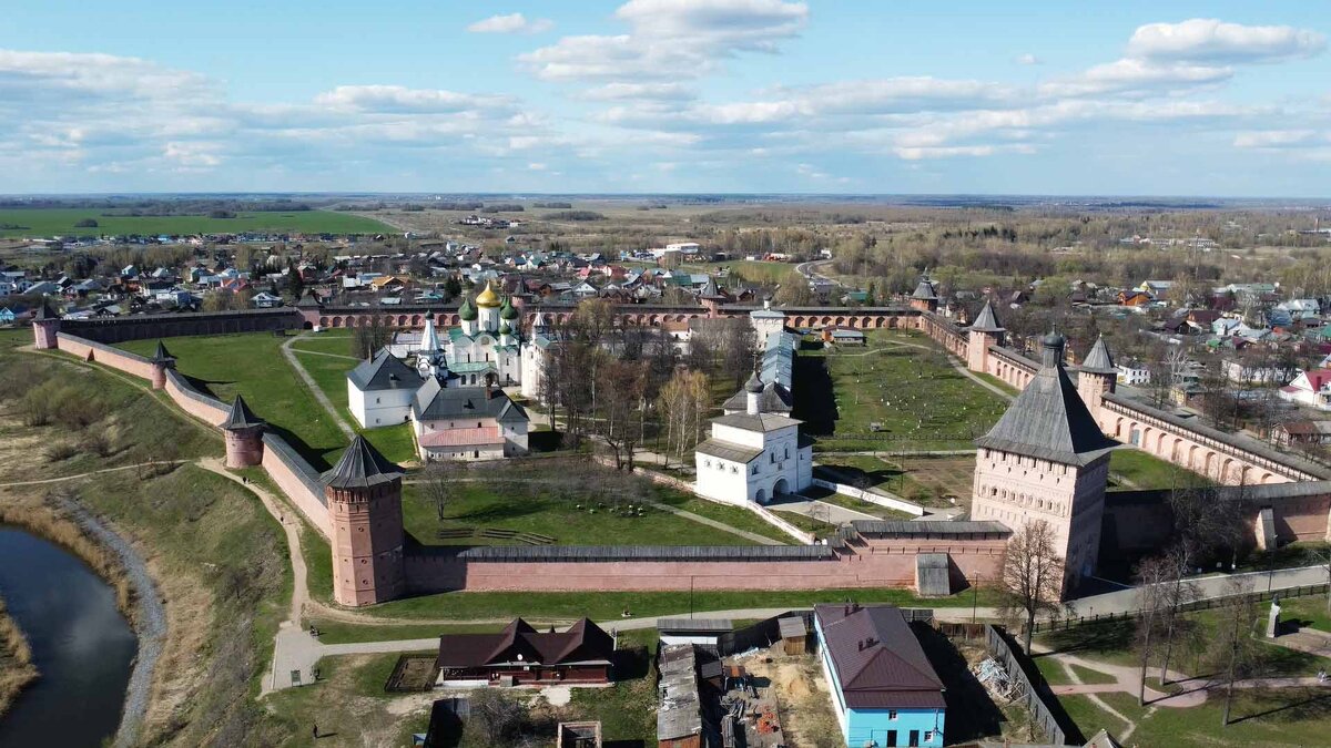Суздаль - город-музей под открытым небом. Здесь около 200 памятников.