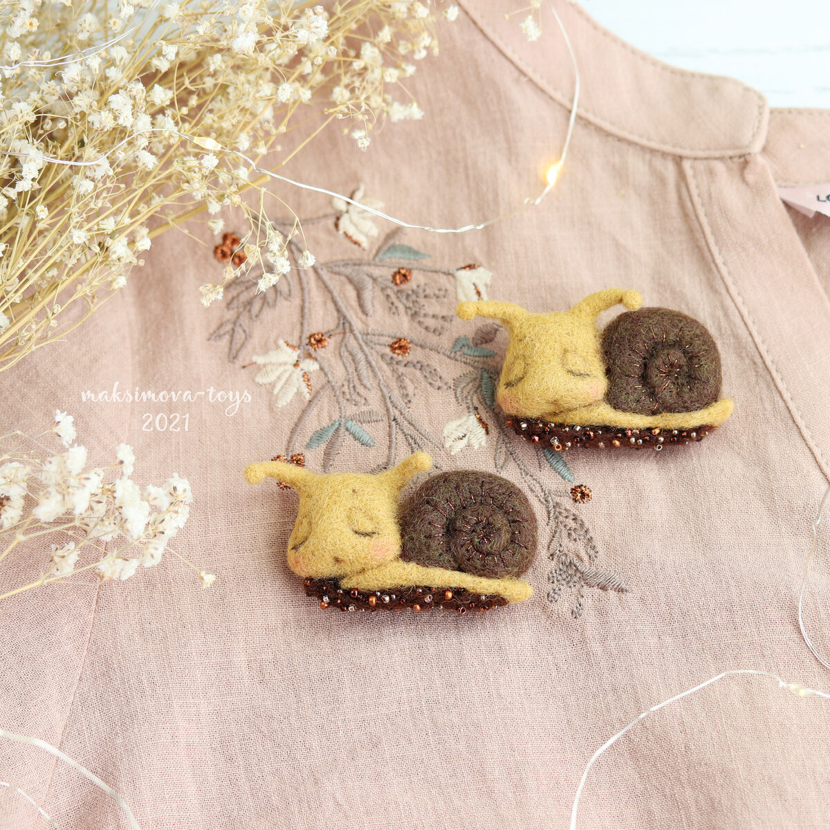 мк Брошка "Улитка" притягивает взгляды. Это необычное создание приносит щедрую порцию радости и привлекает внимание своей оригинальностью. 