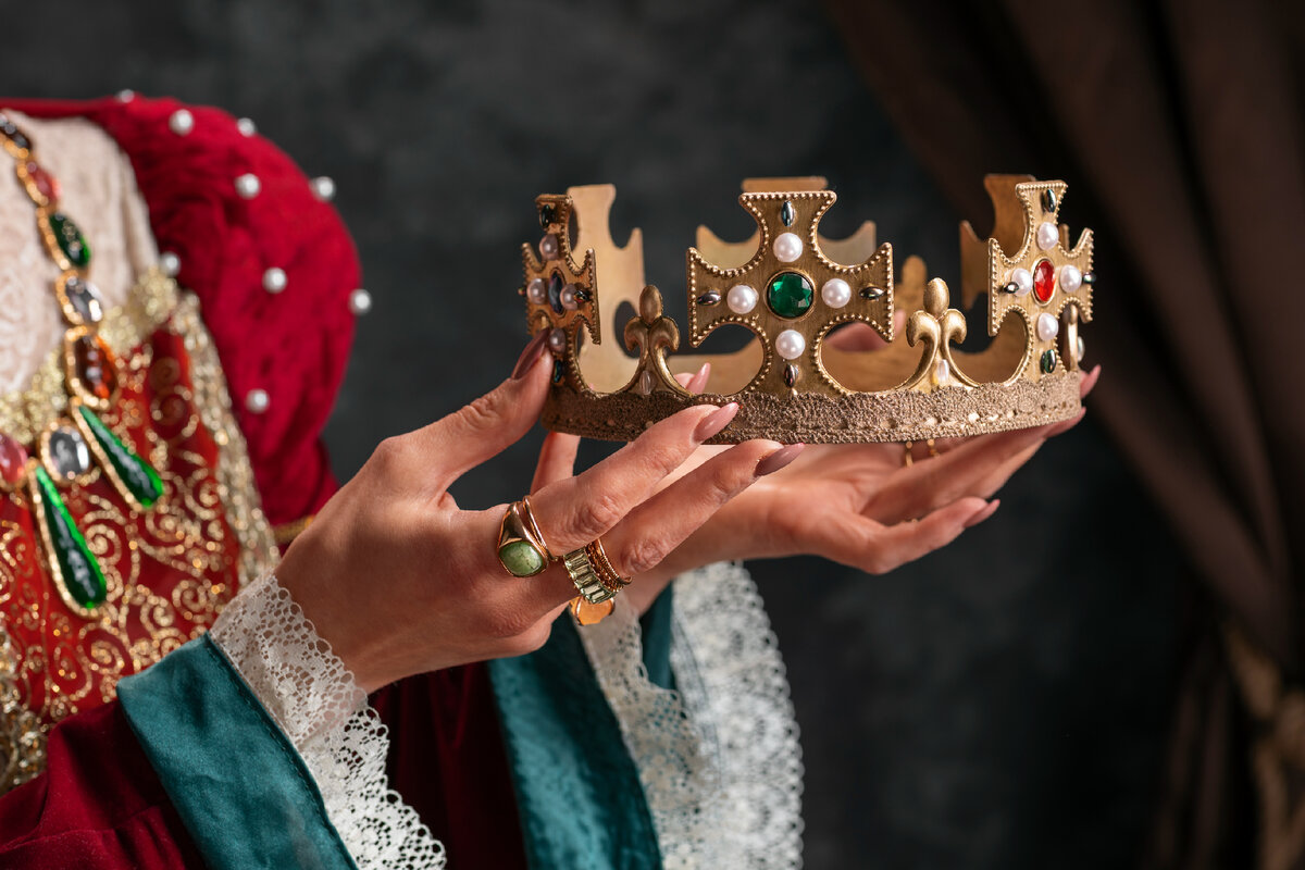 Изображение от <a href="https://ru.freepik.com/free-photo/portrait-of-queen-with-royal-crown_40391177.htm#query=%D0%BA%D0%BE%D1%80%D0%BE%D0%BD%D0%B0%20%D1%80%D0%BE%D1%81%D1%81%D0%B8%D0%B9%D1%81%D0%BA%D0%BE%D0%B9%20%D0%B8%D0%BC%D0%BF%D0%B5%D1%80%D0%B8%D0%B8&position=0&from_view=search&track=ais">Freepik</a>