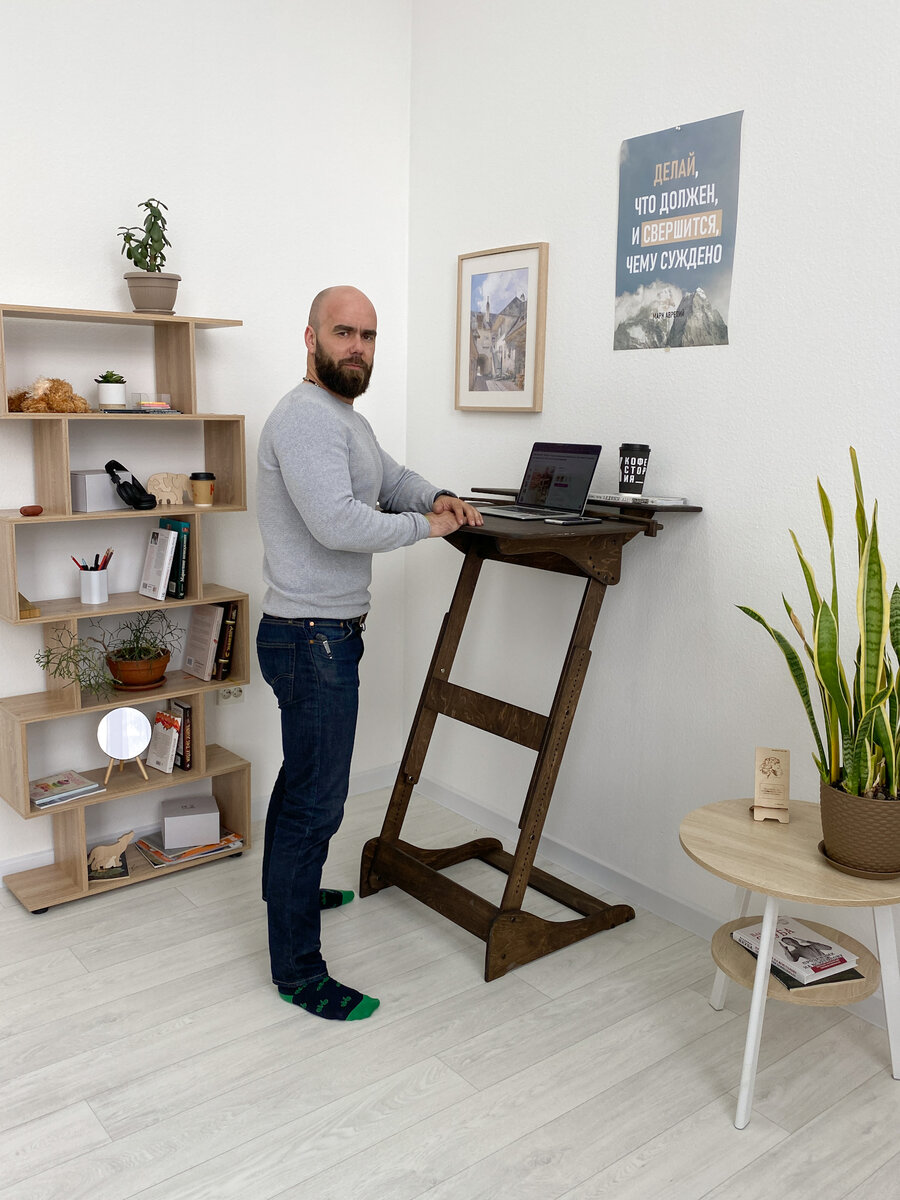 Дмитрий Смирнов, основатель компании Живи Стоя, за столом-конторкой