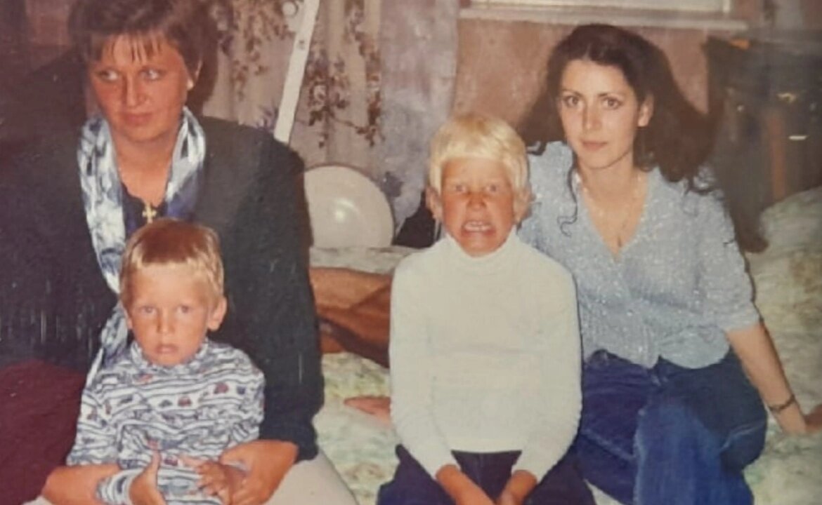 Вот ЭТО в центре- это Я😂😂😂😂 слева мама с младшим братом, справа-тетя(папина сестра) 