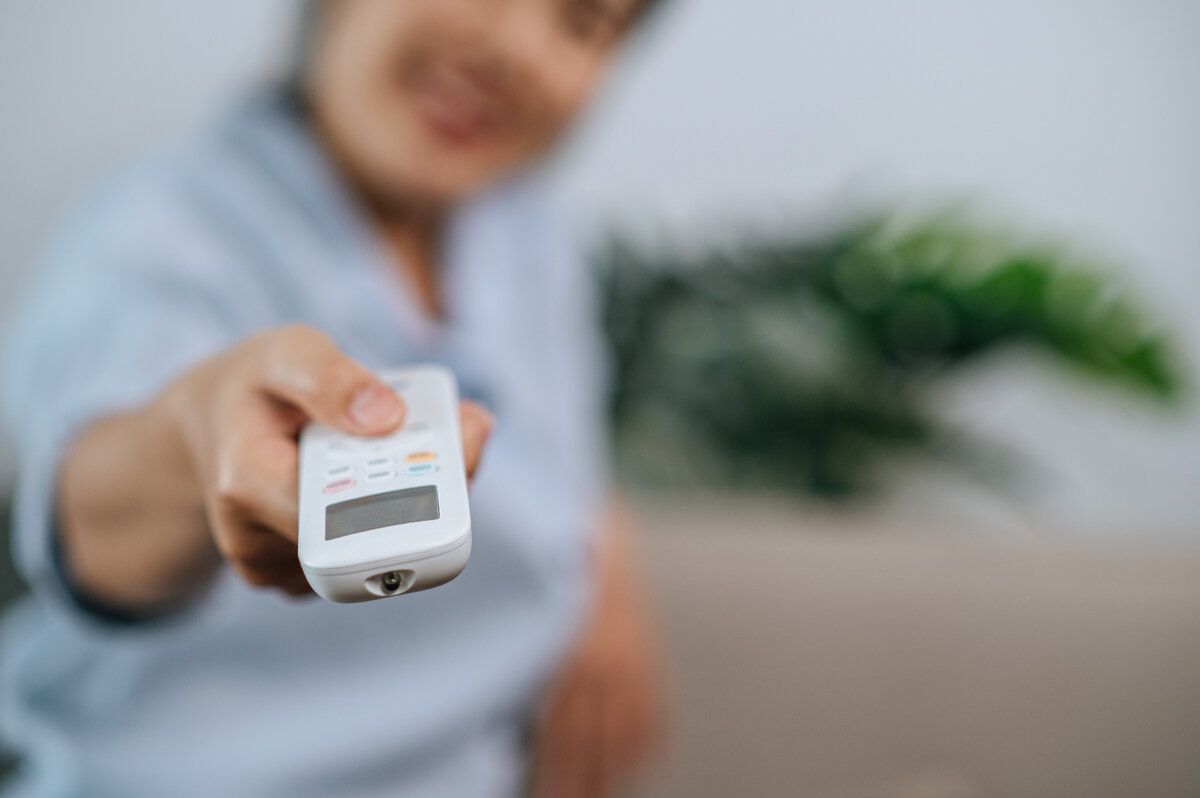 источник фото: <a href="https://ru.freepik.com/free-photo/close-up-and-selective-focus-hand-of-woman-holding-and-use-remote-control-to-open-aircondition-in-living-room-at-home_17626615.htm#page=2&query=%D0%BA%D0%BE%D0%BD%D0%B4%D0%B8%D1%86%D0%B8%D0%BE%D0%BD%D0%B5%D1%80&position=14&from_view=search&track=sph">Изображение от jcomp</a> на Freepik