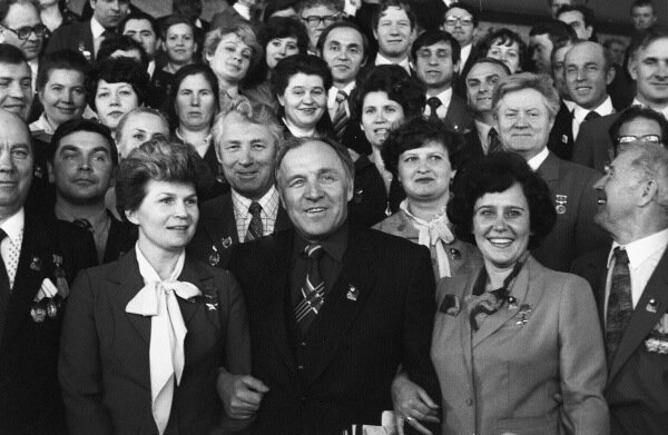 М. Ульянов с делагатами съезда КПСС. Слева В. Терешкова, справа знатная ткачиха В. Голубева.