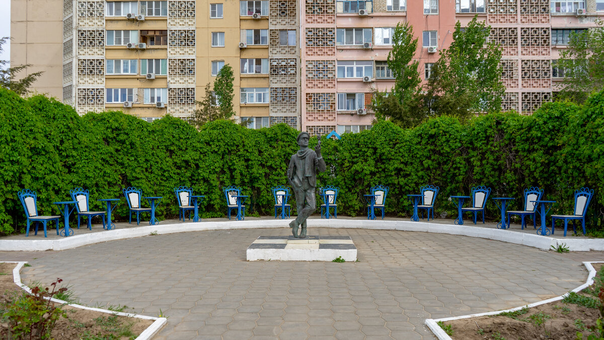 Скульптурная композиция "Остап Бендер и 12 стульев" в столице Калмыкии