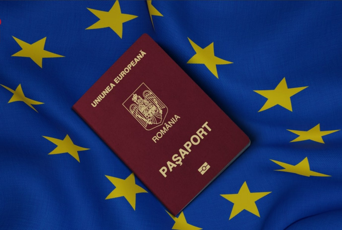 румыния получение гражданства. репатриация румынских граждан. репатриация в румынию. девушка с флагом румынии в руках. репатриация румыния.