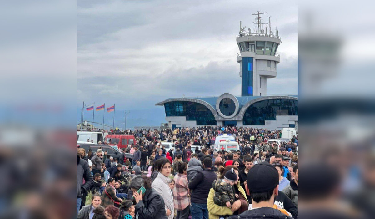 Мирные граждане Республики Арцах собираются в аэропорту Степанакерта