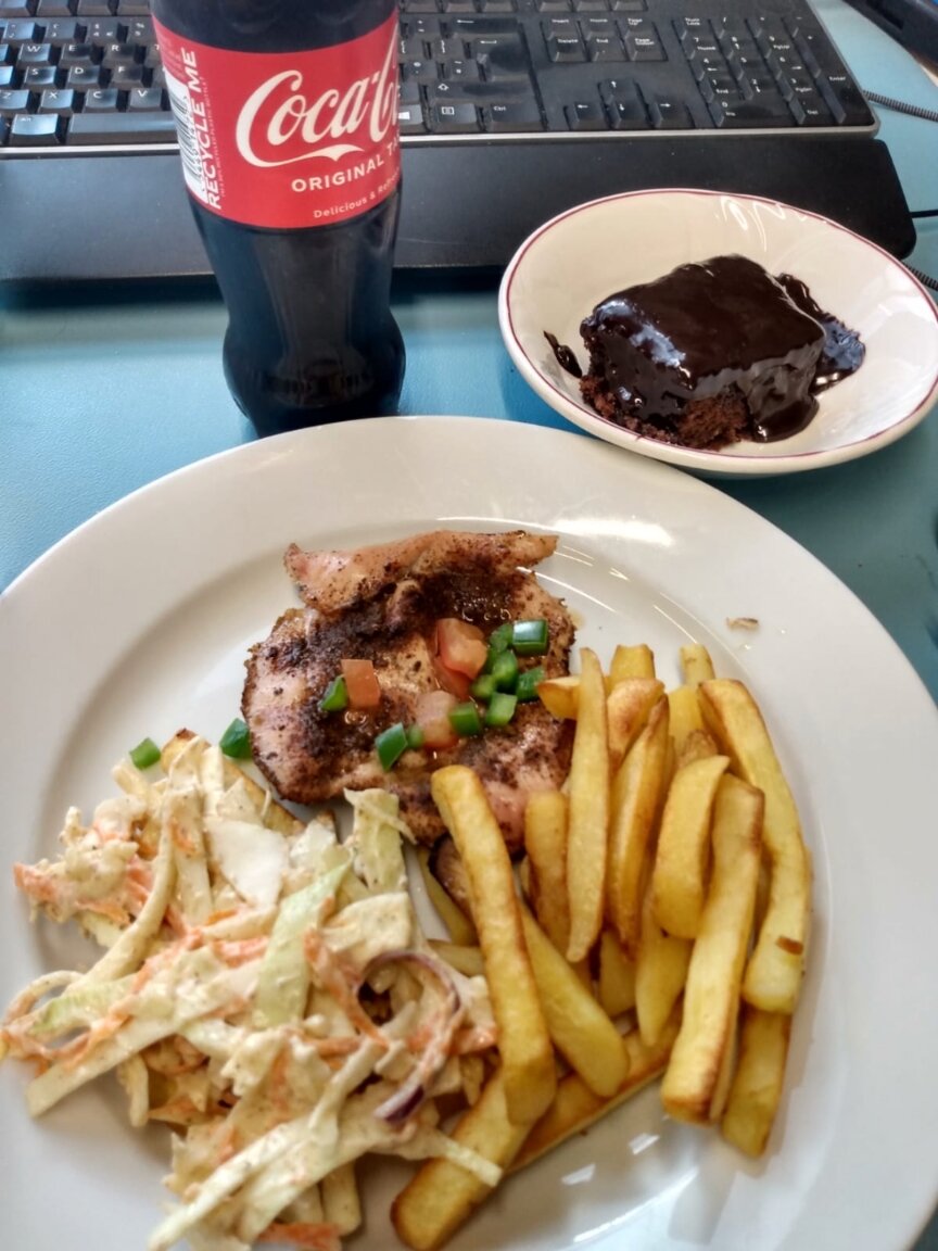 Обед в столовой. На вид и не плохо, даже шоколадный брауни на десерт. Стоимость обеда от £2.75 до £3.5 (300-400руб). Фото из личного архива 