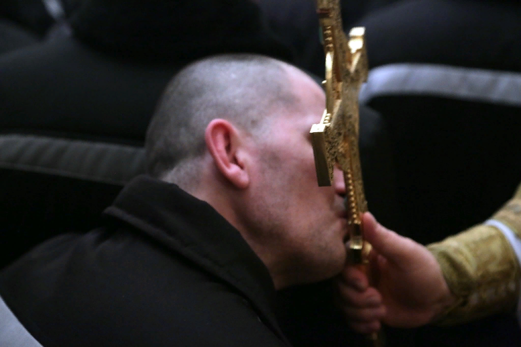 Исповедь осужденного. Осуждённые в церкви. Исповедь осужденного. Исповедь осужденного. Осуждённые в церкви.